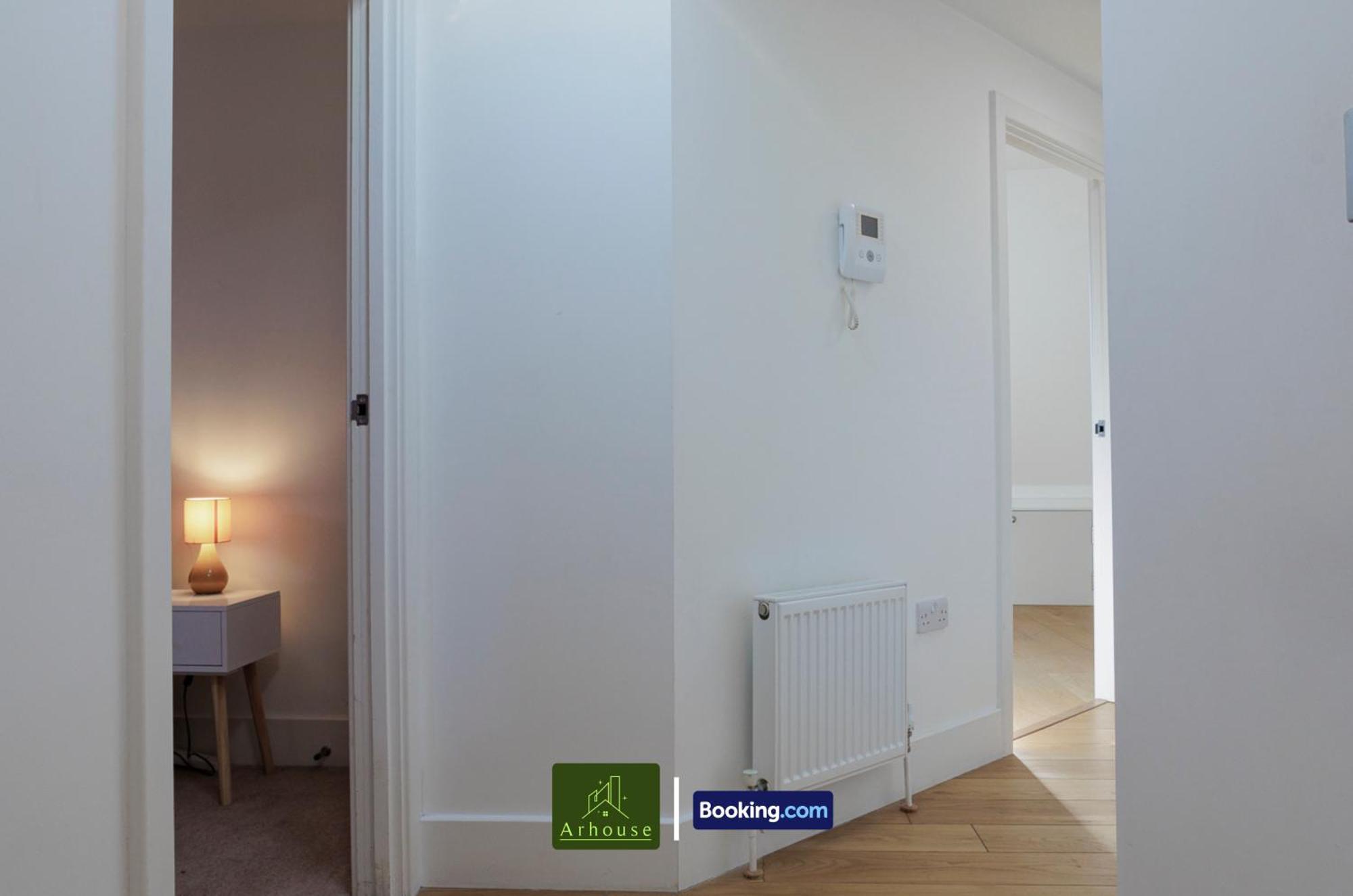 One Bedroom By Arhouse Short Lets & Serviced Kingston With Free Wifi
